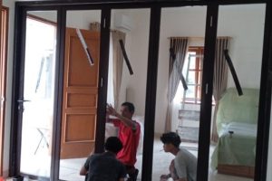 Jasa Pemasangan Kaca Bergaransi dan Harga Terjangkau untuk Kebutuhan Bangunan Anda